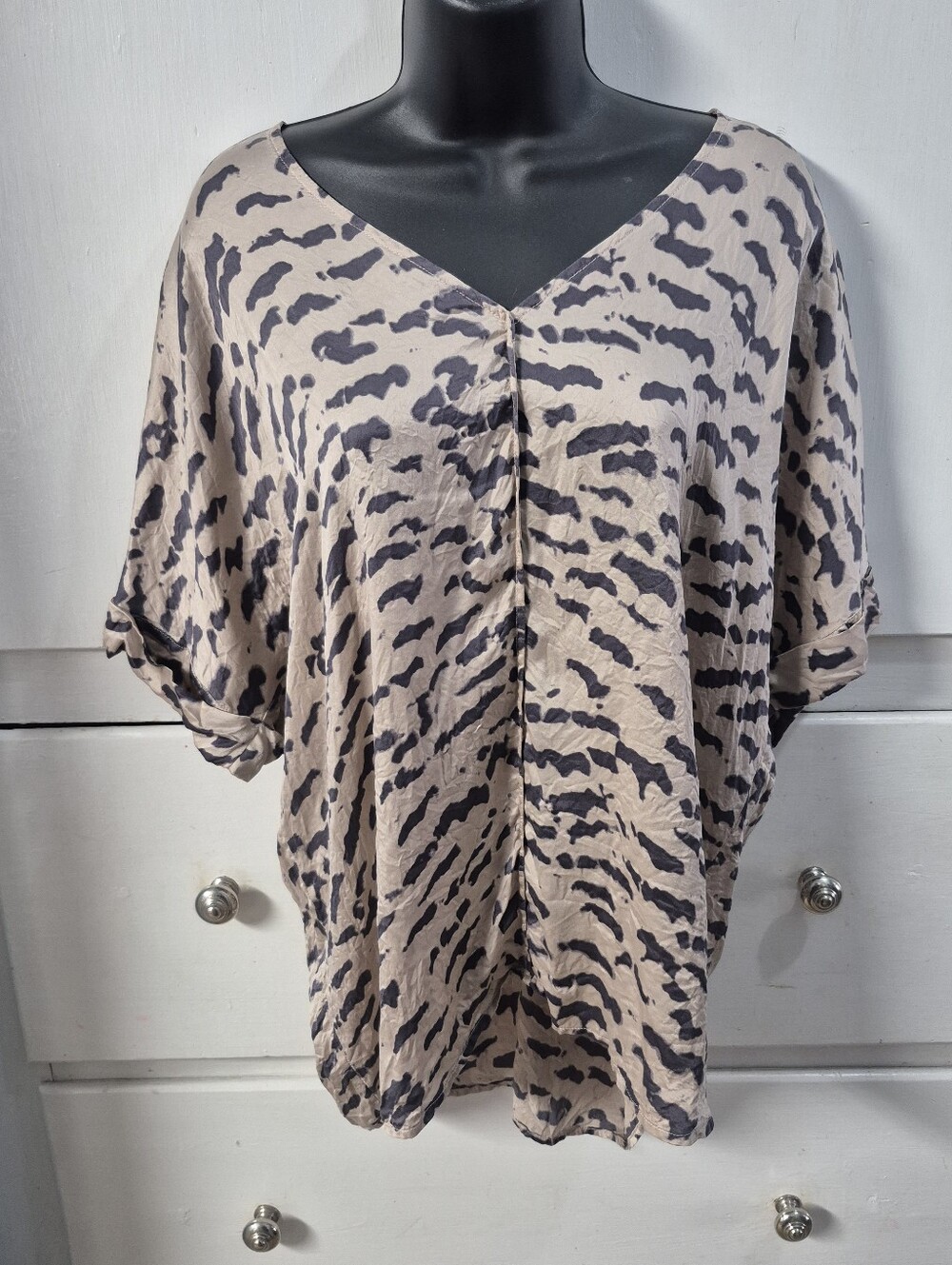 Cabi #569 Silk Cloud Blouse Top Tan  Abstract Animal Print V-Neck Women Sz M